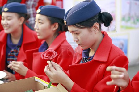 Téléchargez les photos : Comté de Luannan - 14 octobre 2018 : les filles apprennent l'art traditionnel chinois découpé sur papier, comté de Luannan, province du Hebei, Chine - en image libre de droit
