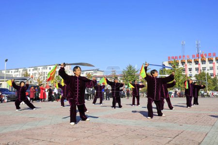 Foto de LUANNAN COUNTY, China - 17 de octubre de 2018: la serie Doble Noveno Festival de actividades de fitness se muestra en el parque, LUANNAN COUNTY, provincia de Hebei, China - Imagen libre de derechos