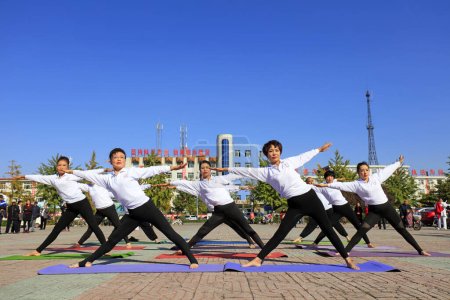 Foto de LUANNAN COUNTY, China - 17 de octubre de 2018: la serie Doble Noveno Festival de actividades de fitness se muestra en el parque, LUANNAN COUNTY, provincia de Hebei, China - Imagen libre de derechos