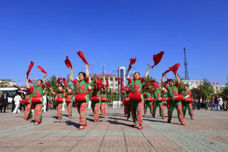 Téléchargez les photos : COMTÉ DE LUANNAN, Chine - 17 octobre 2018 : la série d'activités de conditionnement physique du Double Neuvième Festival est présentée dans le parc, COMTÉ DE LUANNAN, province du Hebei, Chine - en image libre de droit