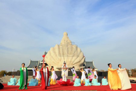 Foto de LUANNAN COUNTY, China - 7 de noviembre de 2018: Actuación artística al aire libre, LUANNAN COUNTY, provincia de Hebei, China - Imagen libre de derechos