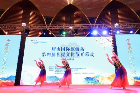 Foto de LUANNAN COUNTY, China - 7 de noviembre de 2018: Actuación en el escenario, LUANNAN COUNTY, provincia de Hebei, China - Imagen libre de derechos