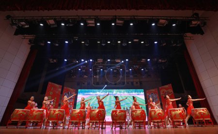 Foto de LUANNAN COUNTY, China - 19 de abril de 2019: Las niñas están tocando la batería en el escenario, LUANNAN COUNTY, Hebei Province, China - Imagen libre de derechos