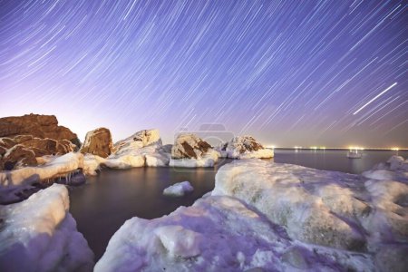 Foto de Costa congelada bajo las estrellas, ciudad de Qinhuangdao, China - Imagen libre de derechos