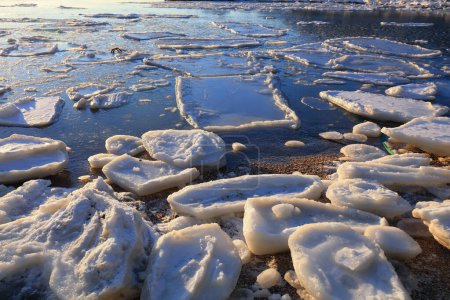 Téléchargez les photos : Paysage naturel de la côte gelée, ville de Qinhuangdao, Chine - en image libre de droit
