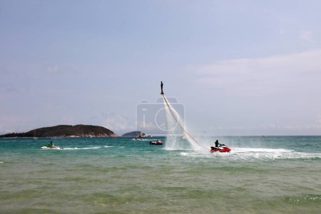 Téléchargez les photos : Sanya City, Chine - 1er avril 2019 : Projet d'amusement de l'homme volant sur l'eau dans la baie de Yalong, Sanya City, province de Hainan, Chine - en image libre de droit
