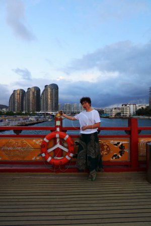 Téléchargez les photos : Sanya City, Chine - 2 avril 2019 : La dame joue sur le bateau de croisière, Sanya City, province de Hainan, Chine - en image libre de droit