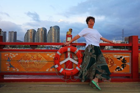 Téléchargez les photos : Sanya City, Chine - 2 avril 2019 : La dame joue sur le bateau de croisière, Sanya City, province de Hainan, Chine - en image libre de droit