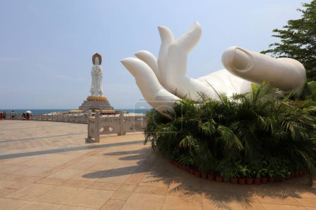 Téléchargez les photos : Sanya City, Chine - 2 avril 2019 : Sculpture guanyin sur la mer dans la zone touristique de Nanshan, Sanya City, province de Hainan, Chine - en image libre de droit