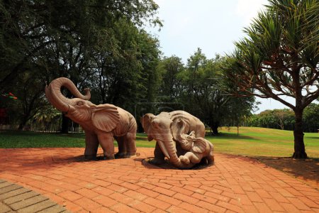 Téléchargez les photos : Sanya City, Chine - 2 avril 2019 : Sculpture d'éléphant dans un parc, Sanya City, province de Hainan, Chine - en image libre de droit