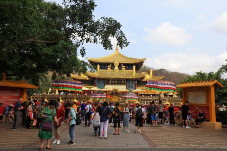 Téléchargez les photos : Sanya City, Chine - 2 avril 2019 : Paysage architectural de la zone de tourisme culturel bouddhiste, Sanya City, province de Hainan, Chine - en image libre de droit