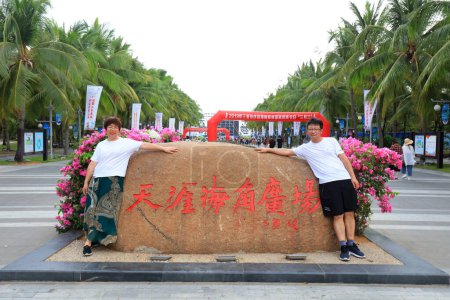 Foto de Ciudad de Sanya, China - 2 de abril de 2019: El personaje chino "Plaza Tianya Haijiao" está tallado en una enorme roca como recuerdo para los turistas, Ciudad de Sanya, provincia de Hainan, China - Imagen libre de derechos