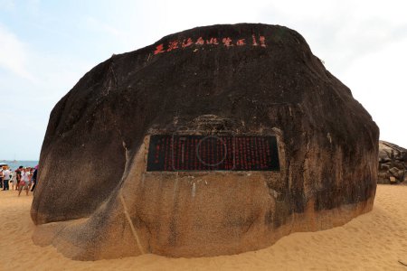 Téléchargez les photos : Sanya City, Chine - 2 avril 2019 : Le caractère chinois "mer et ciel" est sculpté sur un énorme rocher, Sanya City, province de Hainan, Chine - en image libre de droit