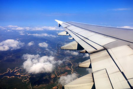 Foto de Alas de grandes aviones de pasajeros, volando a gran altitud, sur de China - Imagen libre de derechos