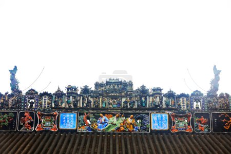 Téléchargez les photos : Guangzhou City, Chine - 4 avril 2019 : Belles sculptures colorées sur le toit, dans un ancien hall ancestral, ville de Guangzhou, province du Guangdong, Chine - en image libre de droit