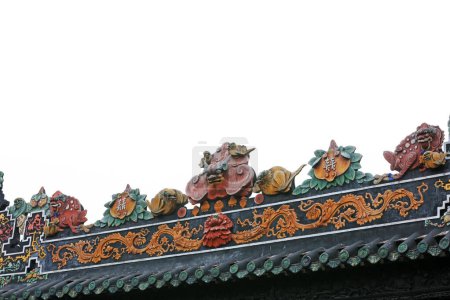 Téléchargez les photos : Guangzhou City, Chine - 4 avril 2019 : Belles sculptures colorées sur le toit, dans un ancien hall ancestral, ville de Guangzhou, province du Guangdong, Chine - en image libre de droit