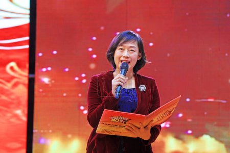 Téléchargez les photos : Comté de Luannan - 29 novembre 2018 : Récitation de poésie sur scène, comté de Luannan, province du Hebei, Chin - en image libre de droit