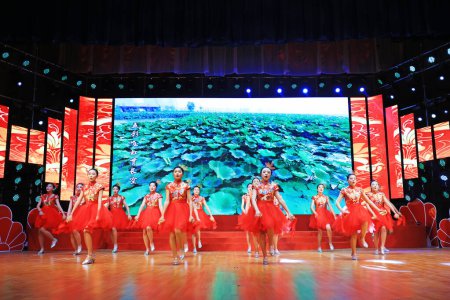 Foto de Condado de Luannan - 29 de noviembre de 2018: Actuación de danza en el escenario, Condado de Luannan, provincia de Hebei, Chin - Imagen libre de derechos