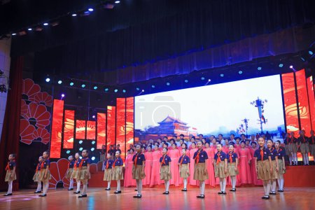 Téléchargez les photos : Comté de Luannan - 30 novembre 2018 : Spectacle de chorus sur scène, comté de Luannan, province du Hebei, Chin - en image libre de droit