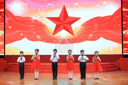 Foto de Condado de Luannan - 30 de noviembre de 2018: canción fue cantada en el escenario, Condado de Luannan, provincia de Hebei, Chin - Imagen libre de derechos