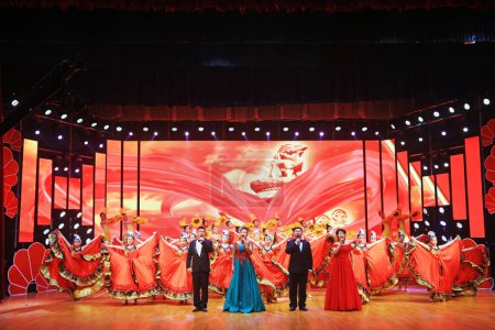 Téléchargez les photos : Comté de Luannan - 30 novembre 2018 : Spectacle de danse sur scène, comté de Luannan, province du Hebei, Chin - en image libre de droit