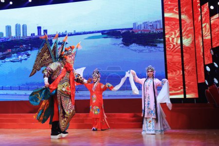 Foto de Condado de Luannan - 30 de noviembre de 2018: Actuación de la Ópera de Pekín en el escenario, Condado de Luannan, provincia de Hebei, China - Imagen libre de derechos