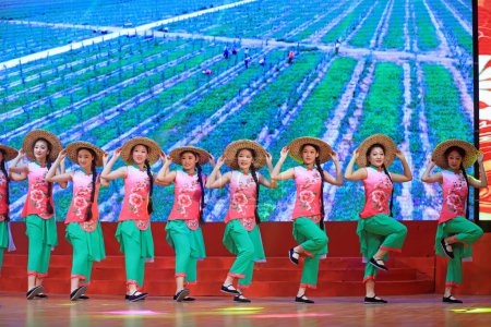Téléchargez les photos : Comté de Luannan - 30 novembre 2018 : Spectacle de danse sur scène, comté de Luannan, province du Hebei, Chin - en image libre de droit