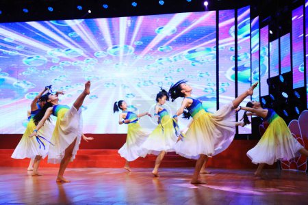 Foto de Condado de Luannan - 30 de noviembre de 2018: Actuación de danza en el escenario, Condado de Luannan, provincia de Hebei, Chin - Imagen libre de derechos