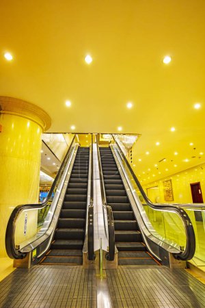 Téléchargez les photos : Escalators dans les hôtels de luxe - en image libre de droit