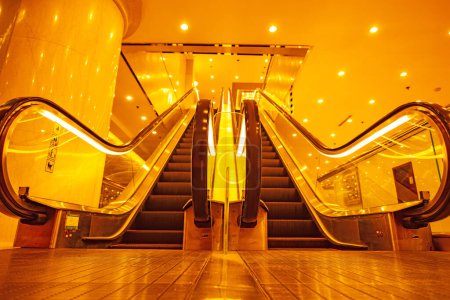 Téléchargez les photos : Escalators dans les hôtels de luxe - en image libre de droit