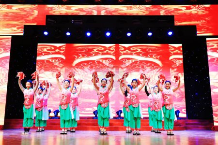 Téléchargez les photos : Comté de Luannan - 24 janvier 2019 : Spectacle de danse pour enfants au gala du festival de printemps, comté de Luannan, province du Hebei, Chine - en image libre de droit