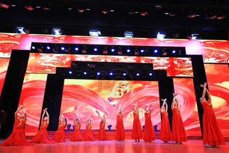 Foto de Condado de Luannan - 24 de enero de 2019: Actuación de canción y danza en el escenario, Gala del Festival de Primavera, Condado de Luannan, provincia de Hebei, China - Imagen libre de derechos