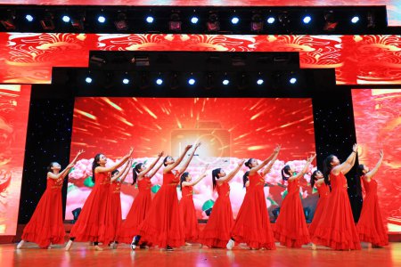 Téléchargez les photos : Comté de Luannan - 24 janvier 2019 : Spectacle de chant et de danse sur scène, Gala du festival du printemps, comté de Luannan, province du Hebei, Chine - en image libre de droit