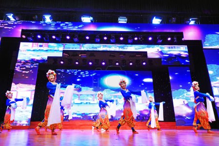Téléchargez les photos : Comté de Luannan - 24 janvier 2019 : Spectacle de danse de style Mongolie intérieure sur scène, Gala du festival de printemps, comté de Luannan, province du Hebei, Chine - en image libre de droit