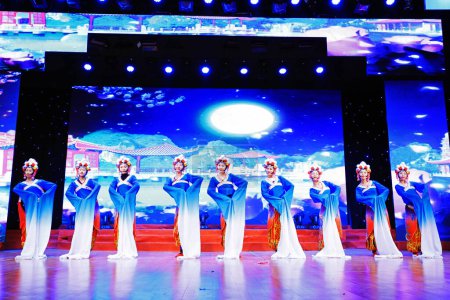 Téléchargez les photos : Comté de Luannan - 24 janvier 2019 : Spectacle de danse de style Mongolie intérieure sur scène, Gala du festival de printemps, comté de Luannan, province du Hebei, Chine - en image libre de droit