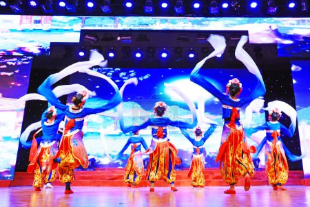 Foto de Condado de Luannan - 24 de enero de 2019: Inner Mongolia Style Dance Performance on stage, Spring Festival Gala, Condado de Luannan, provincia de Hebei, China - Imagen libre de derechos