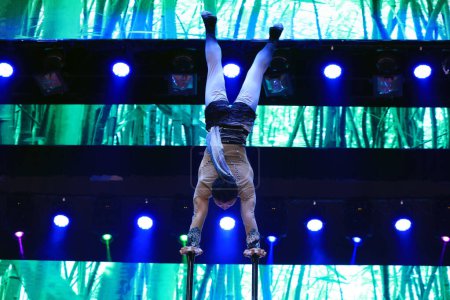 Téléchargez les photos : Comté de Luannan - 25 janvier 2019 : Performance acrobatique en haute altitude, comté de Luannan, province du Hebei, Chin - en image libre de droit