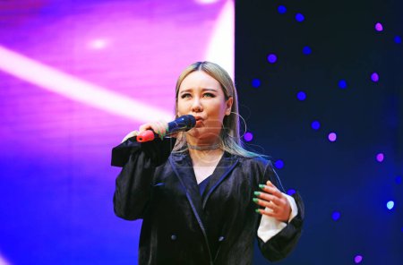 Foto de Condado de Luannan - 25 de enero de 2019: Canción cantando en el escenario, Condado de Luannan, provincia de Hebei, Chin - Imagen libre de derechos