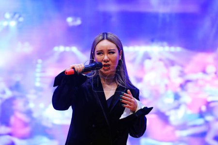 Foto de Condado de Luannan - 25 de enero de 2019: Canción cantando en el escenario, Condado de Luannan, provincia de Hebei, Chin - Imagen libre de derechos