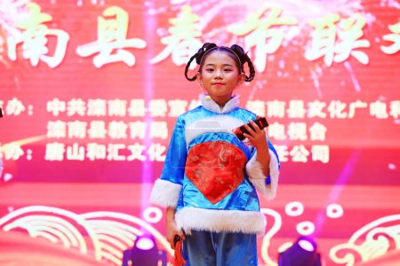 Foto de Condado de Luannan - 25 de enero de 2019: Actuaciones teatrales en el escenario, Condado de Luannan, provincia de Hebei, China - Imagen libre de derechos