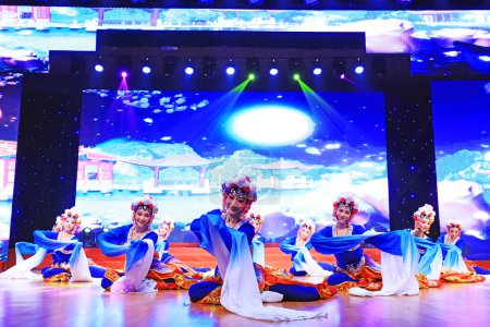 Téléchargez les photos : Comté de Luannan - 25 janvier 2019 : Spectacle de danse de style Mongolie intérieure sur scène, Gala du festival du printemps, comté de Luannan, province du Hebei, Chin - en image libre de droit