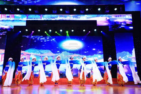 Téléchargez les photos : Comté de Luannan - 25 janvier 2019 : Spectacle de danse de style Mongolie intérieure sur scène, Gala du festival du printemps, comté de Luannan, province du Hebei, Chin - en image libre de droit