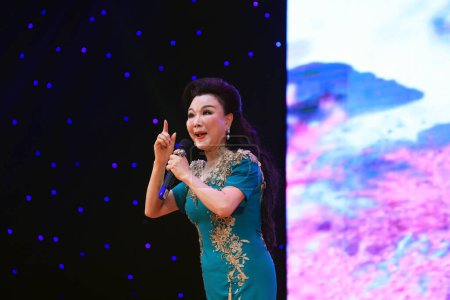 Foto de Condado de Luannan - 25 de enero de 2019: Coro de la Ópera de Pekín en el escenario, Condado de Luannan, provincia de Hebei, China - Imagen libre de derechos