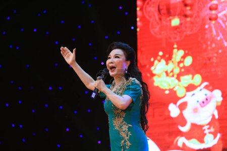 Téléchargez les photos : Comté de Luannan - 25 janvier 2019 : Chœur de l'Opéra de Pékin sur scène, comté de Luannan, province du Hebei, Chine - en image libre de droit