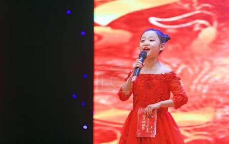 Téléchargez les photos : Comté de Luannan - 26 janvier 2019 : Spectacle de danse pour enfants sur scène, comté de Luannan, province du Hebei, Chin - en image libre de droit