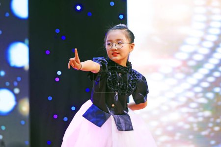 Téléchargez les photos : Comté de Luannan - 26 janvier 2019 : Spectacle de danse pour enfants sur scène, comté de Luannan, province du Hebei, Chin - en image libre de droit