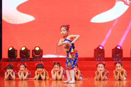 Foto de Condado de Luannan - 26 de enero de 2019: Actuación de danza infantil en el escenario, Condado de Luannan, provincia de Hebei, Chin - Imagen libre de derechos