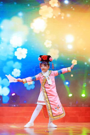 Foto de Condado de Luannan - 27 de enero de 2019: Children Peking Opera Performance on the Stage, Condado de Luannan, provincia de Hebei, China - Imagen libre de derechos