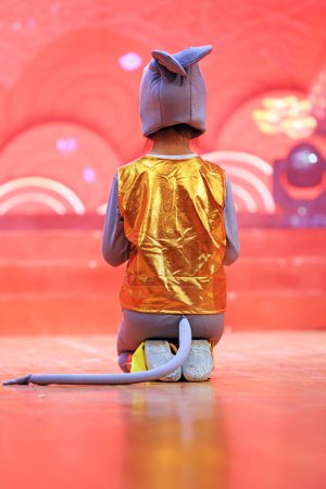 Foto de Condado de Luannan - 27 de enero de 2019: representación de danza infantil en el escenario, Condado de Luannan, provincia de Hebei, China - Imagen libre de derechos