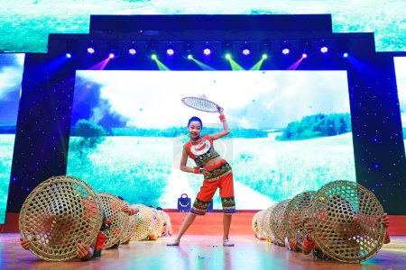 Téléchargez les photos : Comté de Luannan - 27 janvier 2019 : spectacle de danse pour enfants sur scène, comté de Luannan, province du Hebei, Chine - en image libre de droit